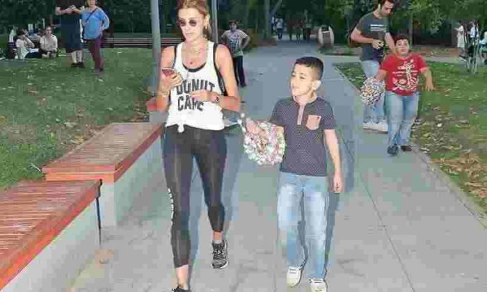 Özge Ulusoy Bebek’te Formu İçin Yürüyor!