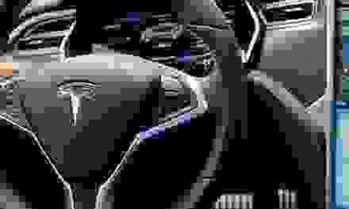 Tesla Summon kendi kendini park edecek!