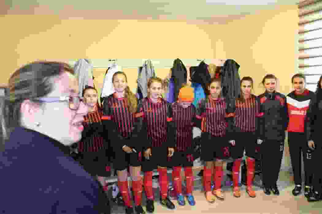 Vali Çetinkaya Kadınlar Futbol Ligi Maçını İzledi