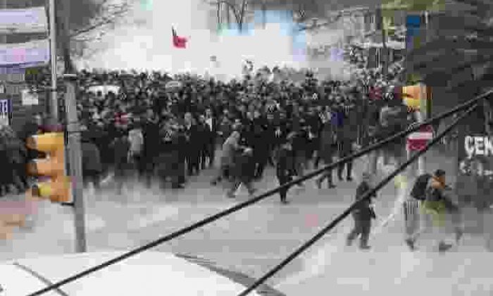 Zaman Gazetesi Destekçilerine Polis Gaz Sıktı