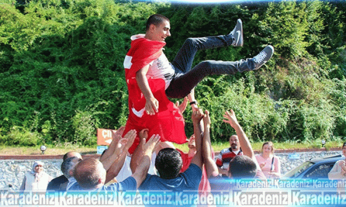 3 oğlunu da aynı anda askere gönderdi