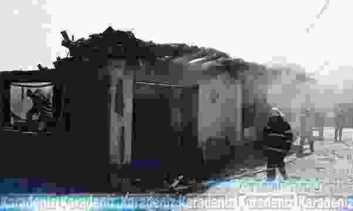 Alevler 2 katlı ahşap evi küle çevirdi!