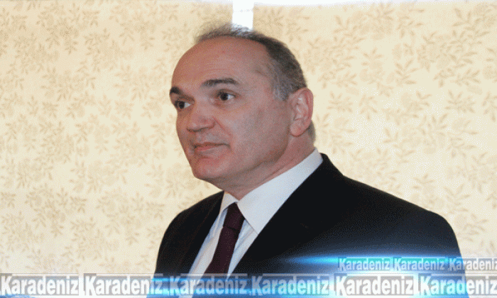 Bakanı Özlü,demokrasi nöbetine katıldı