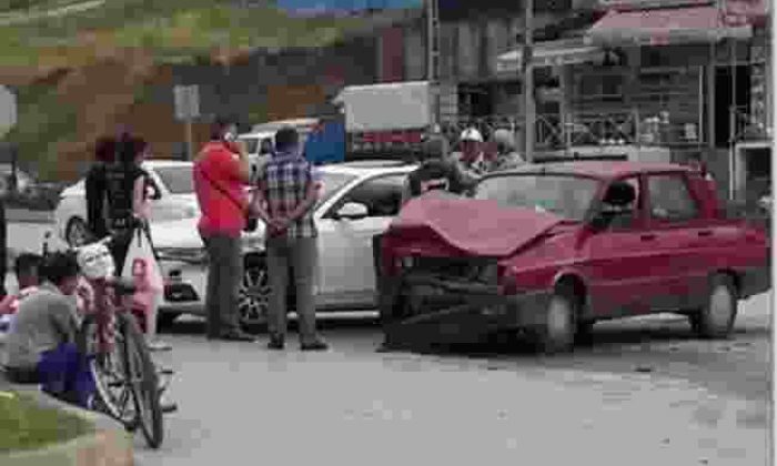 Durağan-Saraydüzü Yol Kavşağında Otomobiller Çarpıştı