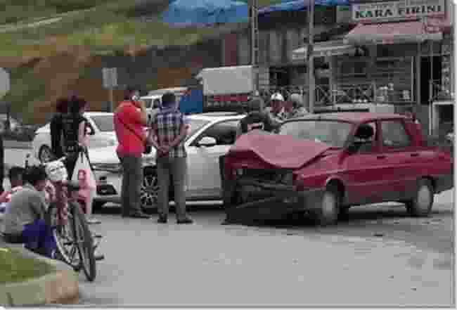 Durağan-Saraydüzü Yol Kavşağında Otomobiller Çarpıştı