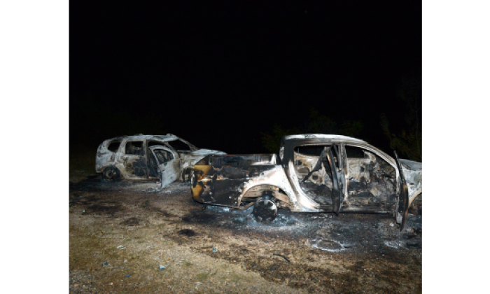 PKK’lı teröristler Tunceli’de yol keserek araçları ateşe verdi