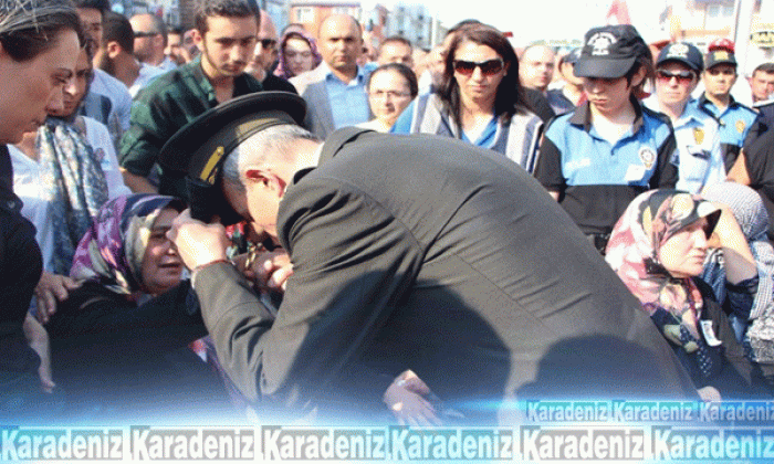 Şehit annenin elini öpen Albay tutuklandı