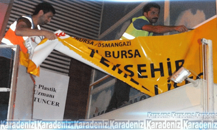 Tabelalar söküldü, bayraklar asıldı