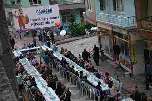 Ayancık'ta Mahalle İftarları Sürüyor