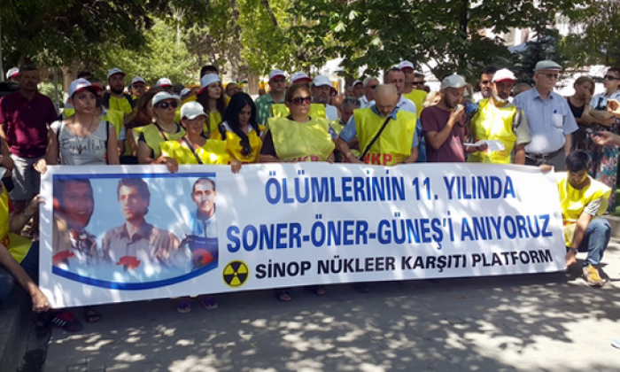 Soner, Öner ve Güneş için denize karanfil bıraktılar