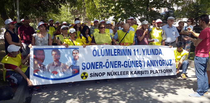 Soner, Öner ve Güneş için denize karanfil bıraktılar