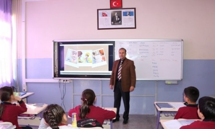 İlçemizde öğrencilere çizgi film gösterimi ve Hikaye Kitapları dağıtıldı