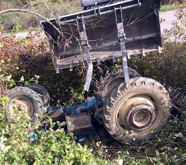 Traktör şarampole devrildi, 1 ölü