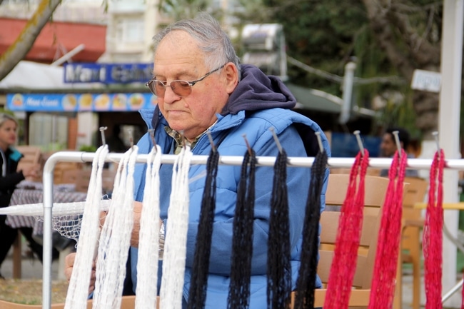 81 yaşındaki Hasan Ersoy Gençlere taş çıkartıyor