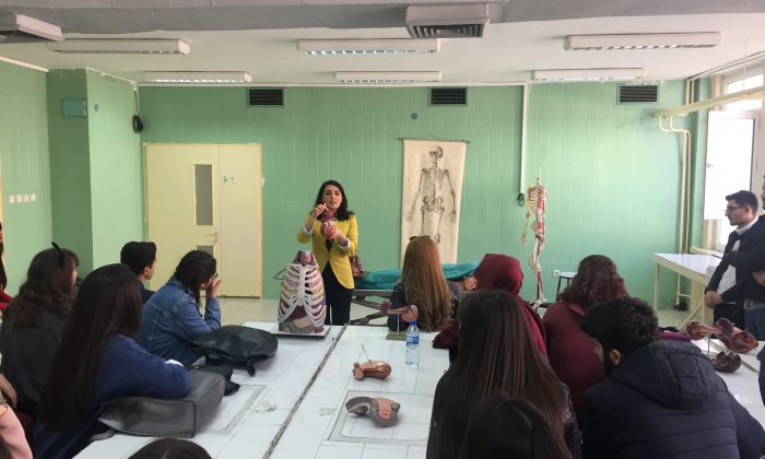 Öğrenciler Kadavralar Üzerinde Ders Gördü