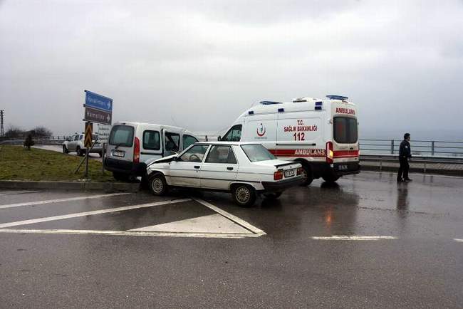 Sinop'ta Kavşakta iki araç çarpıştı