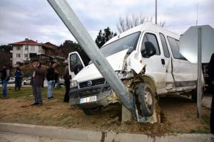 Servis minibüsleri çarpıştı