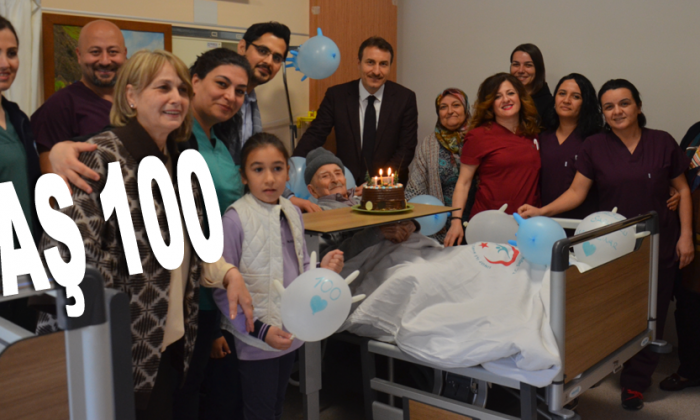 100. Yaş Gününü Pasta Keserek Kutladı