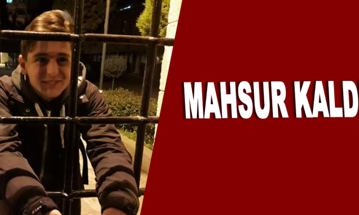 Cami avlusunda mahsur kaldı