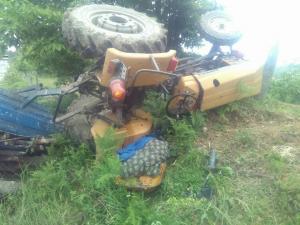 Odun yüklü traktör devrildi; 1 yaralı