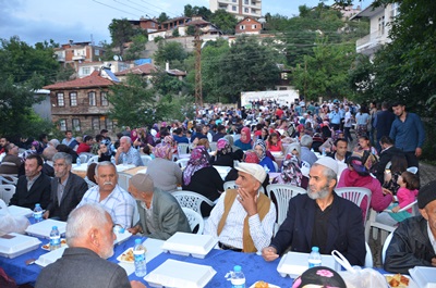 Camikebir Mahallesi iftarda bir araya geldi