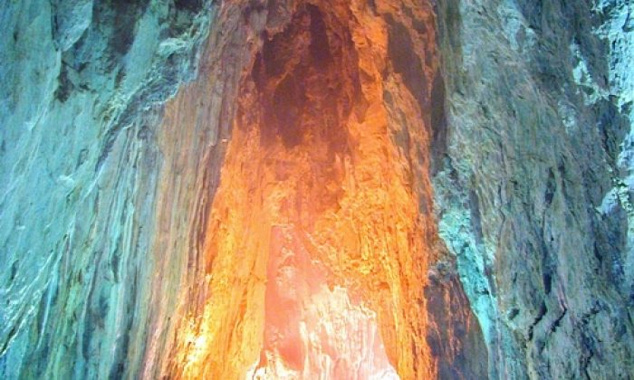 İnaltı Mağarası, yaz sıcaklarından bunalan vatandaşların akınına uğruyor.