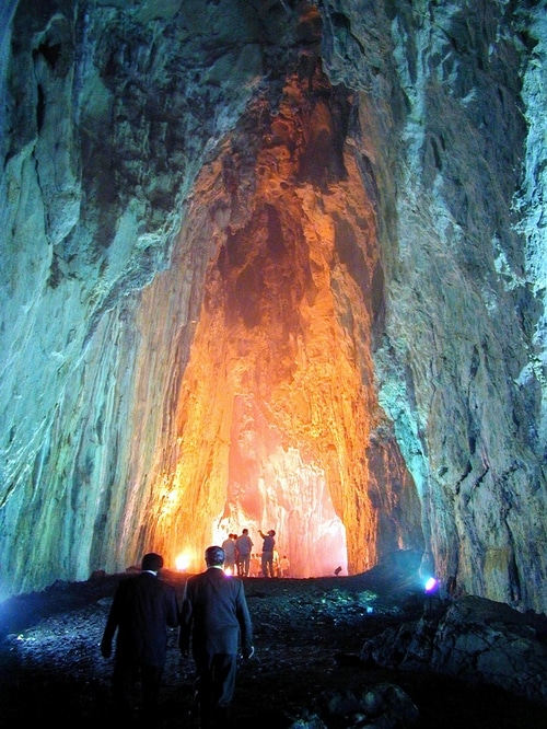 İnaltı Mağarası, yaz sıcaklarından bunalan vatandaşların akınına uğruyor.