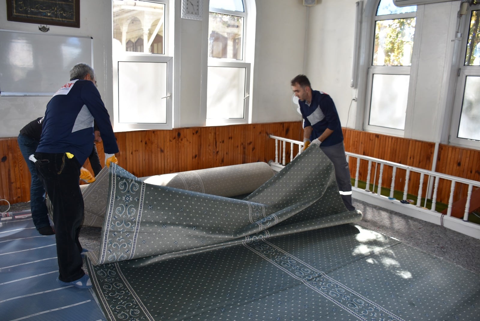 Hacı Ömer Cami'nin Halıları Yenilendi