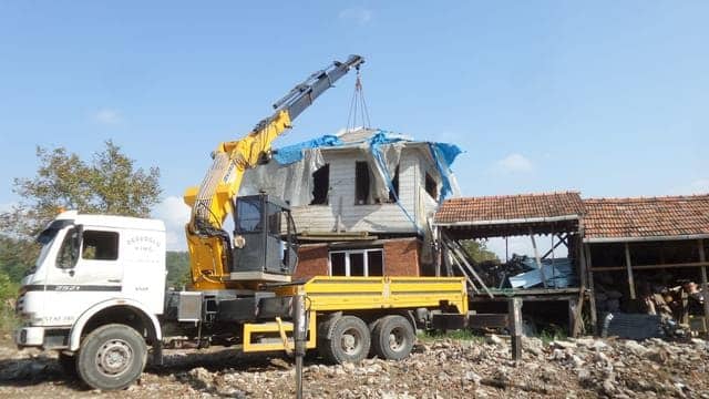 'Baba evi' dedi kendi evinin üzerine taşıdı