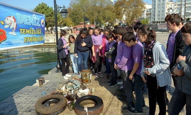 Su altından çok sayıda çöp çıkarıldı