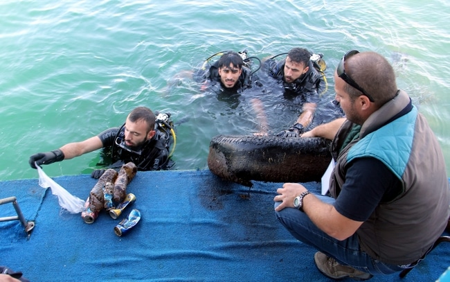 Su altından çok sayıda çöp çıkarıldı