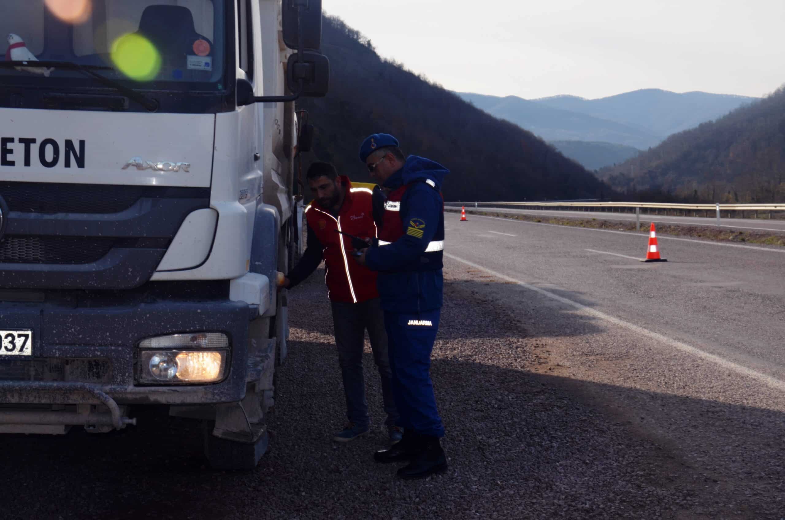 İLÇE JANDARMA AĞIR TONAJLI ARAÇLARI DENETLİYOR