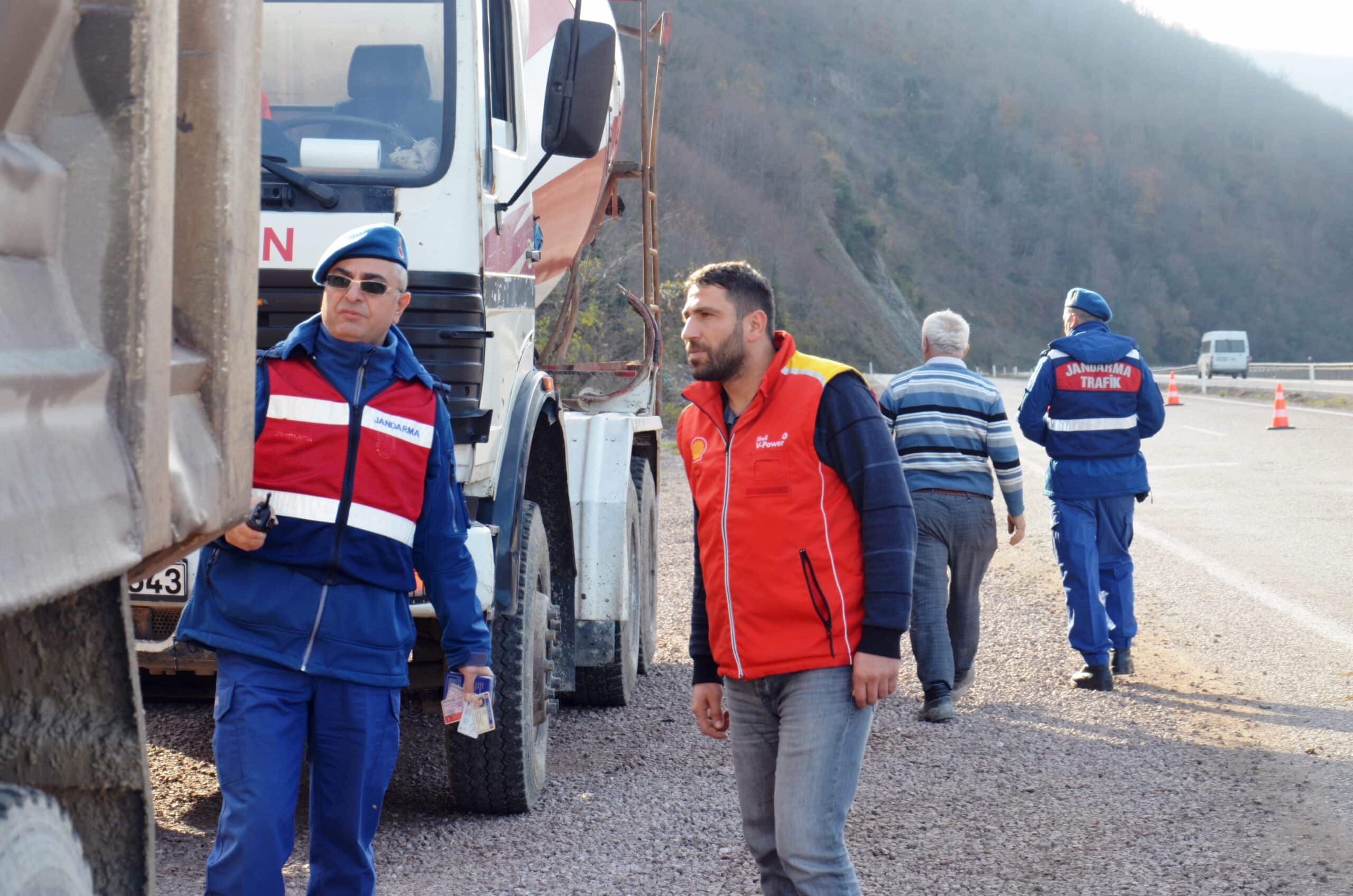 İLÇE JANDARMA AĞIR TONAJLI ARAÇLARI DENETLİYOR