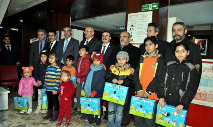 Sinop’ta göçmen çocuklara uyum seti sürprizi