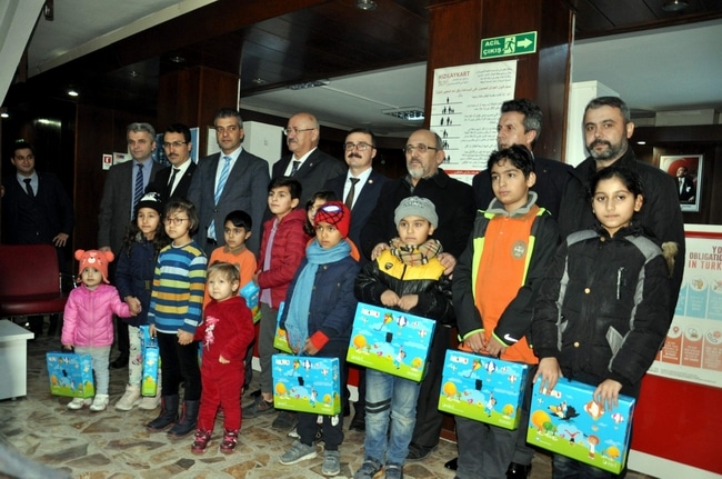Sinop’ta göçmen çocuklara uyum seti sürprizi