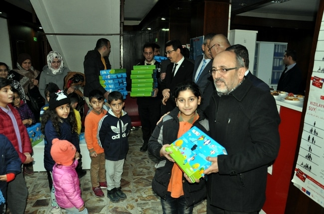 Sinop'ta göçmen çocuklara uyum seti sürprizi