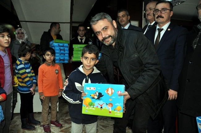 Sinop'ta göçmen çocuklara uyum seti sürprizi