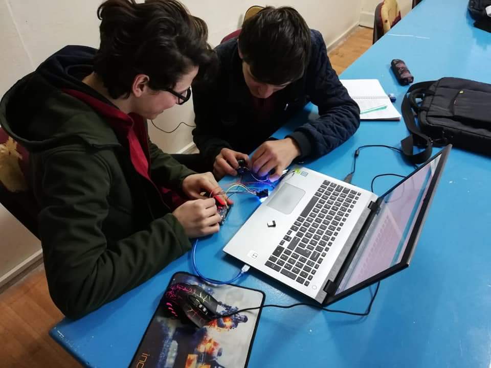Atatürk Anadolu Lisesi Öğrencileri Teknolojiye Ayak Uyduruyor