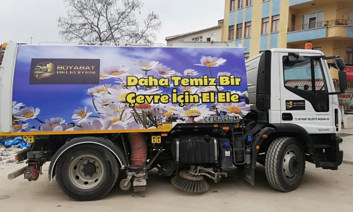 Yol süpürme aracı hizmete girdi