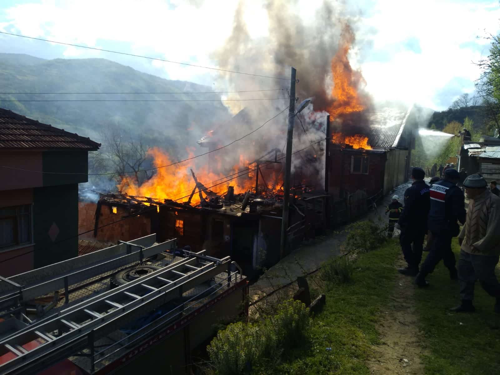Türkeli’de bir evde yangın çıktı; 1’i çocuk 3 ölü