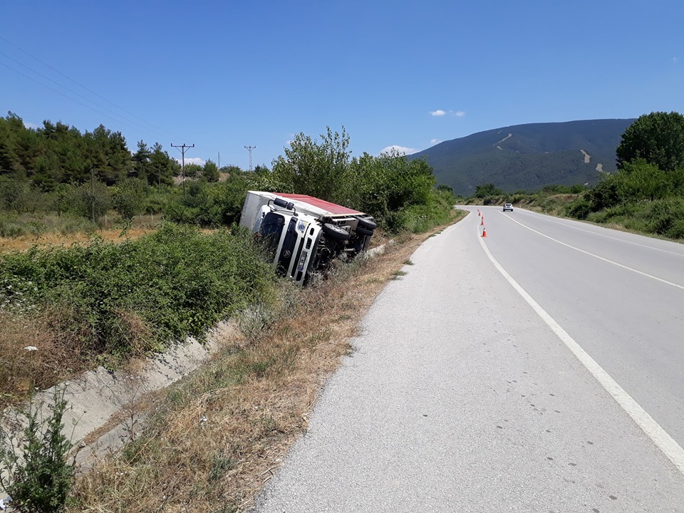 BOYABAT DURAĞAN YOLUNDA KAMYON DEVRİLDİ