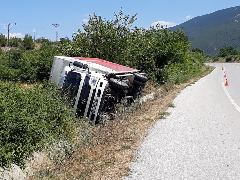 BOYABAT DURAĞAN YOLUNDA KAMYON DEVRİLDİ