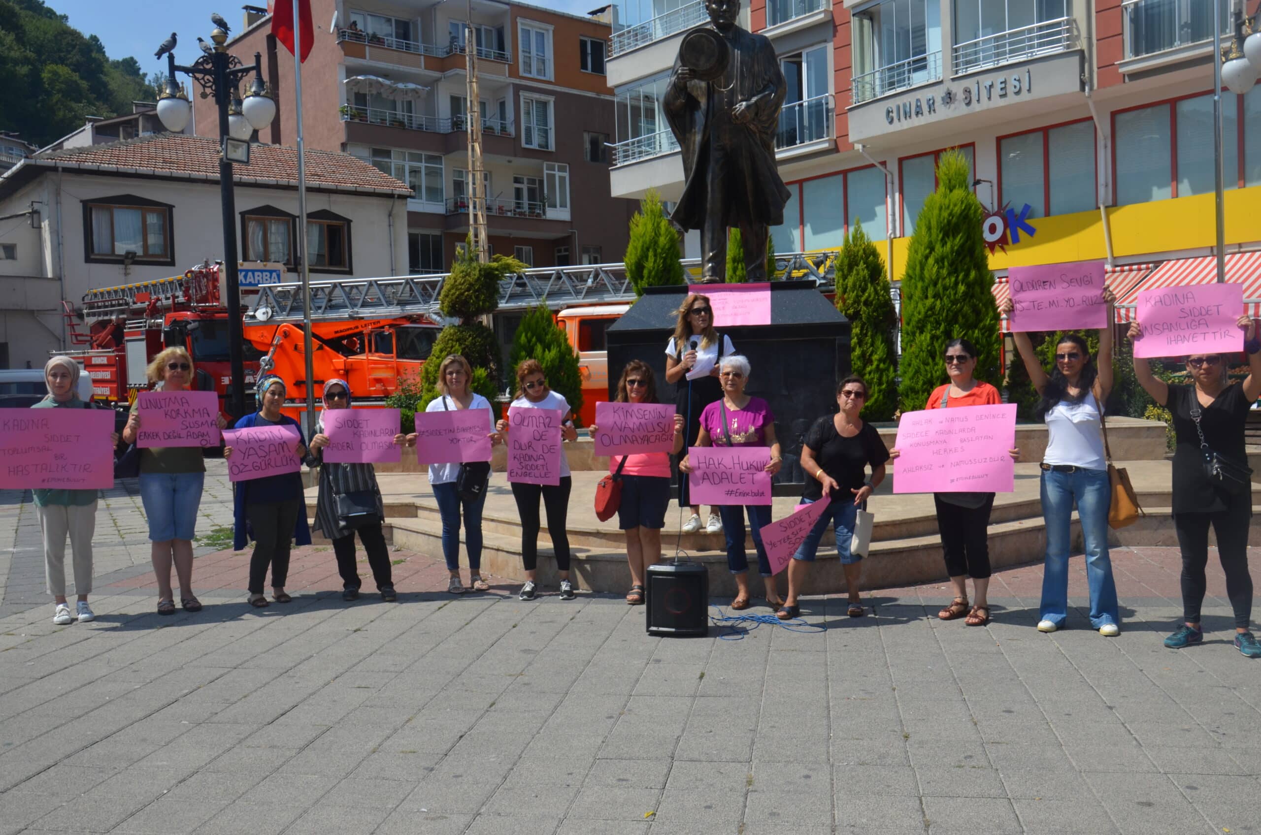 KADIN CİNAYETLERİNE AYANCIK CHP KADIN KOLLARINDAN TEPKİ