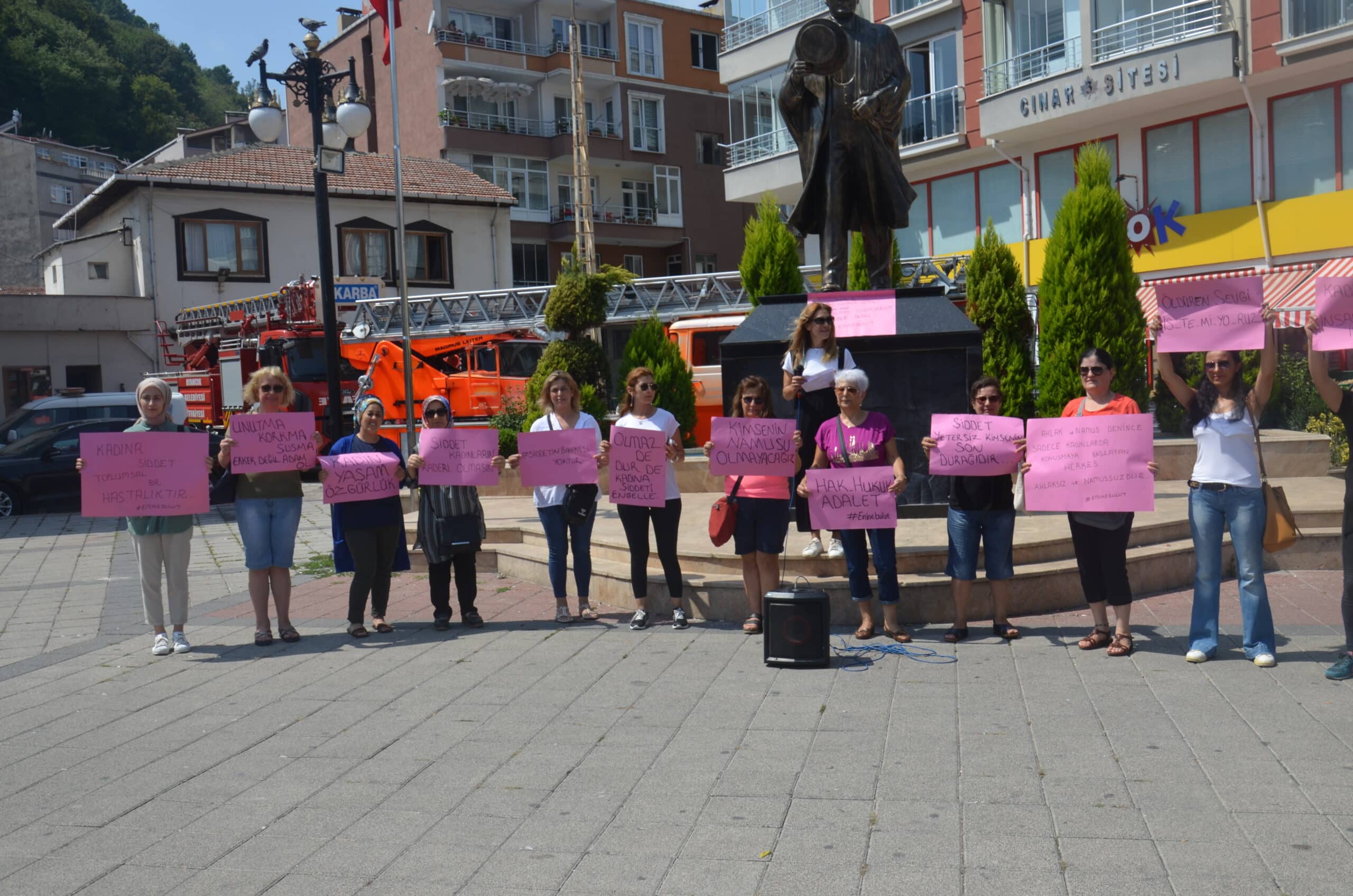 KADIN CİNAYETLERİNE AYANCIK CHP KADIN KOLLARINDAN TEPKİ