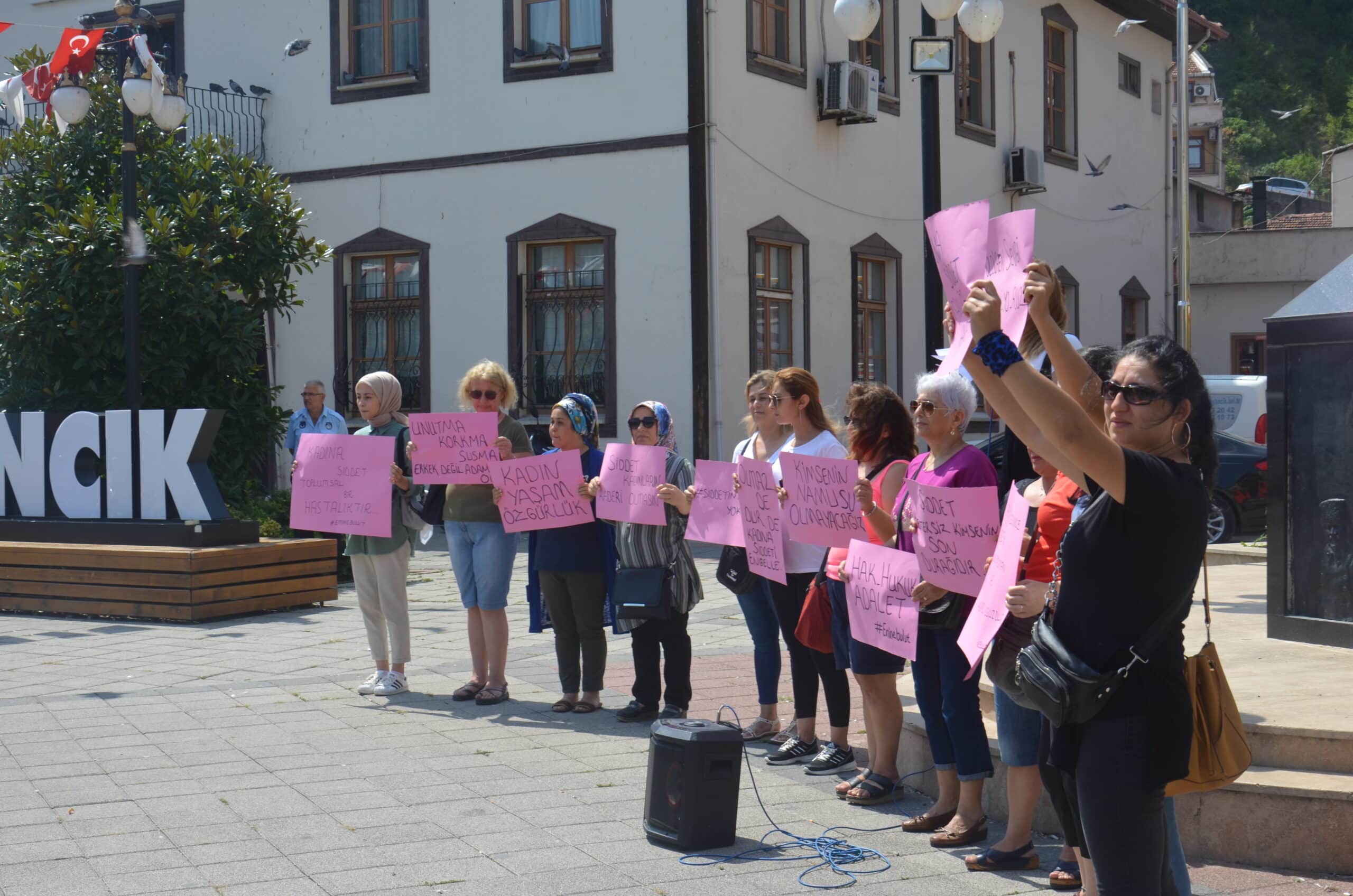 KADIN CİNAYETLERİNE AYANCIK CHP KADIN KOLLARINDAN TEPKİ