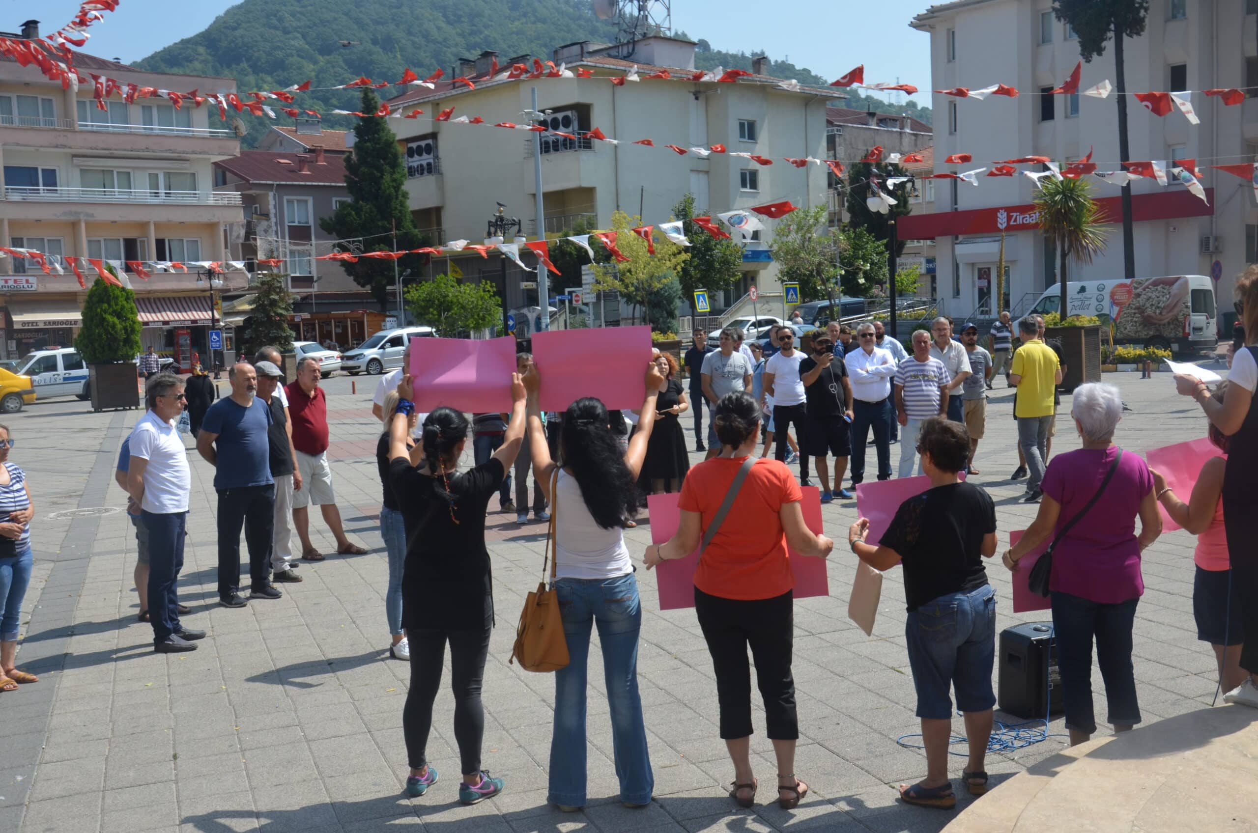 KADIN CİNAYETLERİNE AYANCIK CHP KADIN KOLLARINDAN TEPKİ