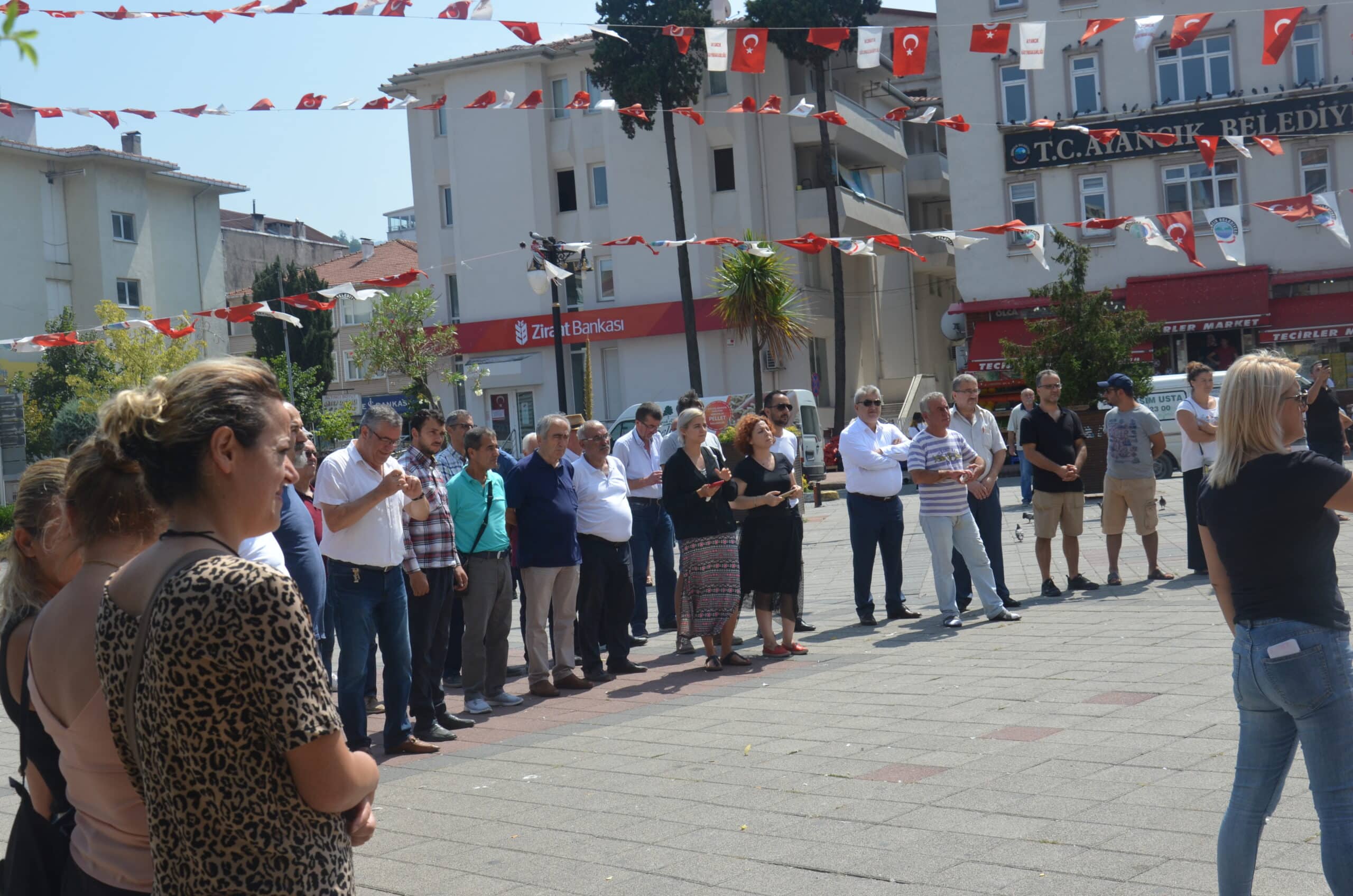 KADIN CİNAYETLERİNE AYANCIK CHP KADIN KOLLARINDAN TEPKİ