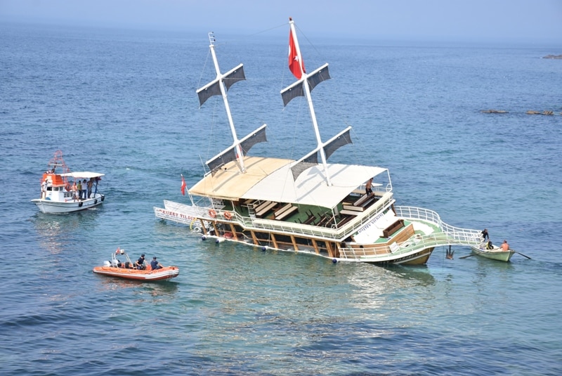 Sinop’ta gezi teknesi karaya oturdu