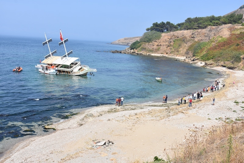 Sinop'ta gezi teknesi karaya oturdu