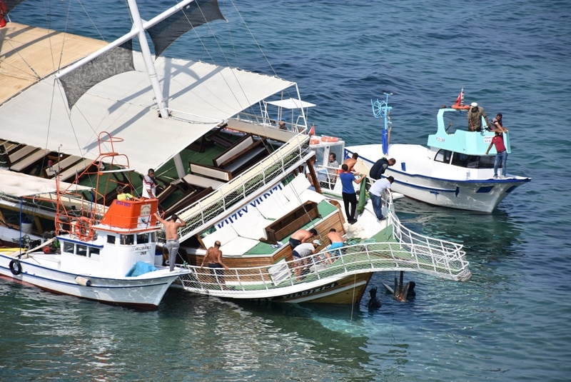 Sinop'ta gezi teknesi karaya oturdu